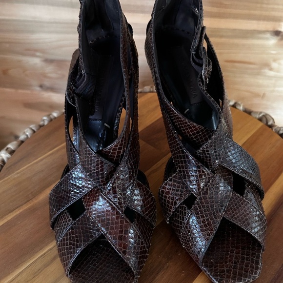 BCBGMAXZRIA Women's Brown leather Snakeskin Sandals preloved size 7.5 - Picture 1 of 7